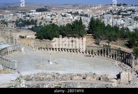 Jordanien: Das Oval Forum in der antiken griechisch-römischen Stadt Jerash. Jerash ist der Ort der Ruinen der griechisch-römischen Stadt Gerasa, auch Antiochia am Goldenen Fluss genannt. Jerash gilt als eine der wichtigsten und am besten erhaltenen römischen Städte im Nahen Osten. Es war eine Stadt der Decapolis. Jüngste Ausgrabungen zeigen, dass Jerash bereits in der Bronzezeit (3200-1200 v. Chr.) besiedelt war. Nach der römischen Eroberung 63 v. Chr. wurden Jerash und das Land um ihn herum von der römischen Provinz Syrien annektiert und später den Städten Decapolis beigetreten. Stockfoto