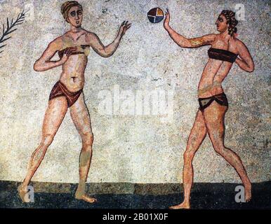 Italien: Römische Frauen spielen mit einem Ball in einem Mosaik in der Villa Romana del Casale. Eines der sogenannten „Bikini-Mosaike“, 4. Jahrhundert n. Chr. Villa Romana del Casale (sizilianisch: Villa Rumana dû Casali) ist eine römische Villa, die im ersten Viertel des 4. Jahrhunderts erbaut wurde und etwa 5 km außerhalb der Stadt Piazza Armerina in Sizilien, Süditalien, liegt. Mit der reichsten, größten und komplexesten Sammlung römischer Mosaike der Welt ist es eine von 44 UNESCO-Weltkulturerbestätten in Italien. Stockfoto