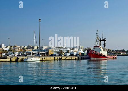 Alexandroupolis, Griechenland - 17. September 2016: Frachtterminal, Segelschiff und Massengutfrachter im Hafen der Stadt in Eastmacedonia Stockfoto