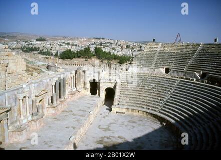 Jordanien: Das South Theatre in der antiken griechisch-römischen Stadt Jerash. Jerash ist der Ort der Ruinen der griechisch-römischen Stadt Gerasa, auch Antiochia am Goldenen Fluss genannt. Jerash gilt als eine der wichtigsten und am besten erhaltenen römischen Städte im Nahen Osten. Es war eine Stadt der Decapolis. Jüngste Ausgrabungen zeigen, dass Jerash bereits in der Bronzezeit (3200-1200 v. Chr.) besiedelt war. Nach der römischen Eroberung 63 v. Chr. wurden Jerasch und das umliegende Land von der römischen Provinz Syrien annektiert und später den Städten Decapolis beigetreten. Stockfoto