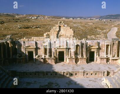 Jordanien: Das South Theatre in der antiken griechisch-römischen Stadt Jerash. Jerash ist der Ort der Ruinen der griechisch-römischen Stadt Gerasa, auch Antiochia am Goldenen Fluss genannt. Jerash gilt als eine der wichtigsten und am besten erhaltenen römischen Städte im Nahen Osten. Es war eine Stadt der Decapolis. Jüngste Ausgrabungen zeigen, dass Jerash bereits in der Bronzezeit (3200-1200 v. Chr.) besiedelt war. Nach der römischen Eroberung 63 v. Chr. wurden Jerasch und das umliegende Land von der römischen Provinz Syrien annektiert und später den Städten Decapolis beigetreten. Stockfoto