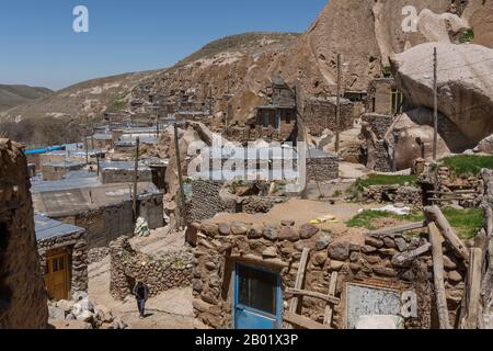 Kleine Straße im Bergdorf Kandovan, Iran, mit Häusern und Höhlenwohnungen. Stockfoto