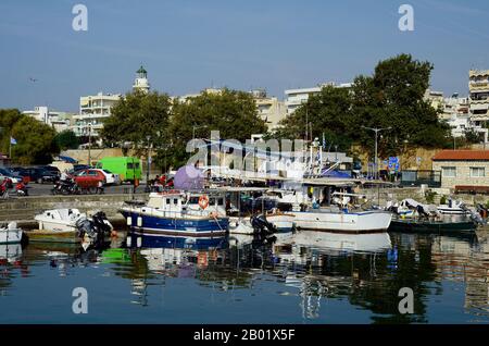 Alexandroupolis, Griechenland - 17. September 2016: Nicht identifizierte Menschen und Boote, täglicher Fischmarkt, der von Fischerbooten im Hafen verkauft wird Stockfoto