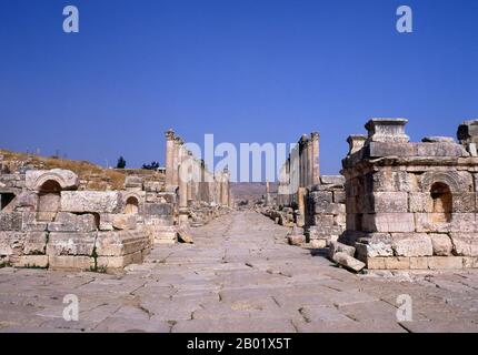 Jordanien: Teil des Cardo Maximus in der antiken griechisch-römischen Stadt Jerash. Jerash ist der Ort der Ruinen der griechisch-römischen Stadt Gerasa, auch Antiochia am Goldenen Fluss genannt. Jerash gilt als eine der wichtigsten und am besten erhaltenen römischen Städte im Nahen Osten. Es war eine Stadt der Decapolis. Jüngste Ausgrabungen zeigen, dass Jerash bereits in der Bronzezeit (3200-1200 v. Chr.) besiedelt war. Nach der römischen Eroberung 63 v. Chr. wurden Jerasch und das umliegende Land von der römischen Provinz Syrien annektiert und später den Städten Decapolis beigetreten. Stockfoto