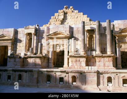 Jordanien: Das South Theatre in der antiken griechisch-römischen Stadt Jerash. Jerash ist der Ort der Ruinen der griechisch-römischen Stadt Gerasa, auch Antiochia am Goldenen Fluss genannt. Jerash gilt als eine der wichtigsten und am besten erhaltenen römischen Städte im Nahen Osten. Es war eine Stadt der Decapolis. Jüngste Ausgrabungen zeigen, dass Jerash bereits in der Bronzezeit (3200-1200 v. Chr.) besiedelt war. Nach der römischen Eroberung 63 v. Chr. wurden Jerasch und das umliegende Land von der römischen Provinz Syrien annektiert und später den Städten Decapolis beigetreten. Stockfoto