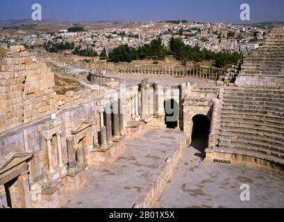 Jordanien: Das South Theatre in der antiken griechisch-römischen Stadt Jerash. Jerash ist der Ort der Ruinen der griechisch-römischen Stadt Gerasa, auch Antiochia am Goldenen Fluss genannt. Jerash gilt als eine der wichtigsten und am besten erhaltenen römischen Städte im Nahen Osten. Es war eine Stadt der Decapolis. Jüngste Ausgrabungen zeigen, dass Jerash bereits in der Bronzezeit (3200-1200 v. Chr.) besiedelt war. Nach der römischen Eroberung 63 v. Chr. wurden Jerasch und das umliegende Land von der römischen Provinz Syrien annektiert und später den Städten Decapolis beigetreten. Stockfoto