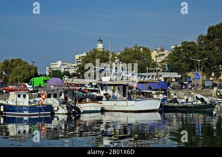 Alexandroupolis, Griechenland - 17. September 2016: Nicht identifizierte Menschen und Boote, täglicher Fischmarkt, der von Fischerbooten im Hafen verkauft wird Stockfoto