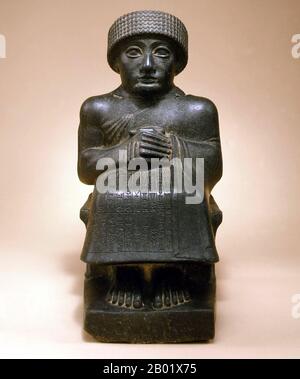 Irak: Sitzende Statue des neo-sumerischen Königs Gudäa von Lagasch (regiert um 2150-2125 v. Chr.), um 2090 v. Chr. Der Stadtstaat Lagash produzierte eine bemerkenswerte Anzahl von Statuen seiner Könige sowie sumerische Literaturlieder und Gebete unter der Herrschaft Gudeas (ca. 2150–2125 v. Chr.) und seines Sohnes Ur-Ningirsu (ca. 2125–2100 v. Chr.). Diese Skulptur gehört zu einer Reihe von Dioritstatuen, die von Gudea in Auftrag gegeben wurden, der seine Energie dem Wiederaufbau der großen Tempel von Lagash und der Installation von Statuen von sich selbst widmete. Viele mit seinem Namen und seinen göttlichen Widmungen sind überliefert. Stockfoto