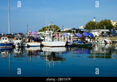 Alexandroupolis, Griechenland - 17. September 2016: Nicht identifizierte Menschen und Boote, täglicher Fischmarkt, der von Fischerbooten im Hafen verkauft wird Stockfoto