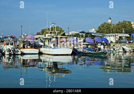 Alexandroupolis, Griechenland - 17. September 2016: Nicht identifizierte Menschen und Boote, täglicher Fischmarkt, der von Fischerbooten im Hafen verkauft wird Stockfoto