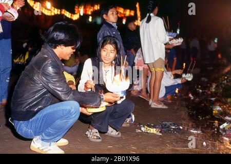 In Laos feiert das Awk Phansaa (Awk Watsa, Vollmond) Festival das Ende des dreimonatigen Regenrückzugs. Die Mönche dürfen die Klöster zur Reise verlassen und werden mit Gewändern, Almosenschüsseln und anderen Requisiten des renunziativen Lebens überreicht. Am Vorabend von Awk Phansaa moden viele Leute kleine Bananenblattboote, die Kerzen, Weihrauch und andere Opfergaben tragen, und schwimmen sie in Flüssen, einem Brauch, der als Lai Hua Fai bekannt ist, ähnlich wie Loy Krathong in Thailand. Ein zweites Festival, das in Verbindung mit Awk Phansaa veranstaltet wird, ist Bun Nam (Wasserfest). Bootrennen (Suang heua) werden häufig in Städten ausgetragen Stockfoto