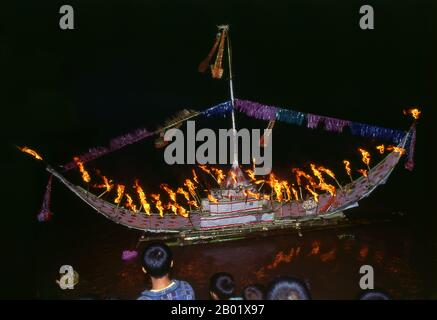 Laos: Große Bun Nam Float auf dem Mekong, Bun Nam Festival, Vientiane. In Laos feiert das awk Phansaa (awk Watsa, Vollmond) Festival das Ende des dreimonatigen Regens. Mönche dürfen die Klöster verlassen, um zu reisen und werden mit Gewändern, Almosenschalen und anderen Voraussetzungen für das entlassene Leben überreicht. Am Vorabend von awk Phansaa bauen viele Menschen kleine Bananenblattboote mit Kerzen, Weihrauch und anderen Opfergaben und treiben sie in Flüssen, ein Brauch, der als Lai Hua Fai bekannt ist, ähnlich wie Loy Krathong in Thailand. Stockfoto