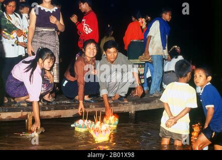 Laos: Krathongs auf dem Mekong, Bun Nam Festival (Lao Loy Krathong), Vientiane. In Laos feiert das awk Phansaa (awk Watsa, Vollmond) Festival das Ende des dreimonatigen Regens. Mönche dürfen die Klöster verlassen, um zu reisen und werden mit Gewändern, Almosenschalen und anderen Voraussetzungen für das entlassene Leben überreicht. Am Vorabend von awk Phansaa bauen viele Menschen kleine Bananenblattboote mit Kerzen, Weihrauch und anderen Opfergaben und treiben sie in Flüssen, ein Brauch, der als Lai Hua Fai bekannt ist, ähnlich wie Loy Krathong in Thailand. Stockfoto