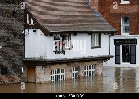 York. Februar 2020. Das Foto, das am 17. Februar 2020 aufgenommen wurde, zeigt eine allgemeine Ansicht der Überschwemmung im öffentlichen Haus Kings Arms in York, Großbritannien. Credit: Craig Brough/Xinhua/Alamy Live News Stockfoto