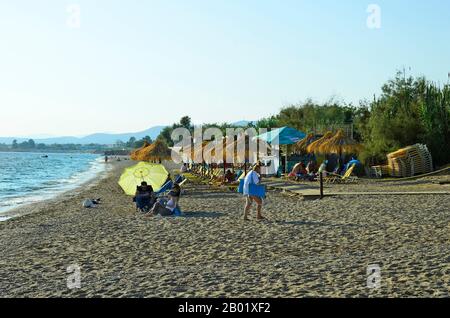 Alexandroupolis, Griechenland - 17. September 2016: Nicht identifizierte Menschen am Strand in der Stadt in Ostmakedonien Stockfoto