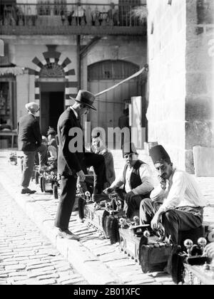 Palästina: Schußhiner am Jaffa-Tor, Jerusalem, um 1920. Palästina ist ein Name für die geografische Region zwischen dem Mittelmeer und dem Jordan. Die Region ist auch als das Land Israel, das Heilige Land und die Südlevante bekannt. 1832 wurde Palästina von Mohammed Alis Ägypten erobert, aber 1840 intervenierte Großbritannien und gab die Kontrolle über die Levante an die Osmanen zurück, als Gegenleistung für weitere Kapitulationen. Am Ende des 19. Jahrhunderts begann die zionistische Einwanderung und die Wiederbelebung der hebräischen Sprache. Stockfoto