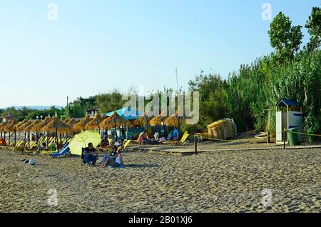 Alexandroupolis, Griechenland - 17. September 2016: Nicht identifizierte Menschen am Strand in der Stadt in Ostmakedonien Stockfoto