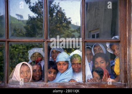 Sri Lanka: Muslimische Schulkinder in der Nähe von Nuwara Eliya. Seit weit über tausend Jahren gibt es in Sri Lanka Muslime. Der Handel mit Dhows bedeckte die Gewässer zwischen dem Nahen Osten und der Insel, die arabischen Seeleuten - wie Sinbad - schon in vorislamischer Zeit als Serendib bekannt war. Die ersten muslimischen Kaufleute könnten während Muhammads Lebenszeit an den Küsten gelandet sein. Im 10. Jahrhundert war diese überwiegend arabische Gemeinde einflussreich genug geworden, um den Handel der südwestlichen Häfen zu kontrollieren, während die singhalesischen Könige im Allgemeinen muslimische Minister zur Leitung der Handelsangelegenheiten des Staates beschäftigten. Stockfoto