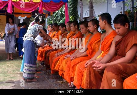 Thailand: Wasser auf Mönche im Wat Paen Wen während des thailändischen Neujahrsfestes Songkran (Wasser) in Chiang Mai, Nord-Thailand. Songkran ist das traditionelle thailändische Neujahr und wird vom 13. Bis 15. April gefeiert. Dieses jährliche Wasserfest, auf Thailändisch als „songkran“ und auf Burmesisch als „Thingyan“ bekannt, markiert den Beginn der Regenzeit und wird in Birma, Laos, Thailand und anderen südostasiatischen Ländern gefeiert, normalerweise im April. Chiang Mai (bedeutet „neue Stadt“), manchmal auch als Chiengmai oder Chiangmai geschrieben, ist die größte und kulturell bedeutendste Stadt im Norden Thailands. Stockfoto