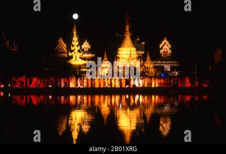 Thailand: Vollmond über Wat Jong Kham während des Loy Krathong Festivals, Jong Kham Lake, Mae Hong Son, Nord-Thailand. Loy Krathong findet jährlich in der Vollmondnacht des 12. Monats im traditionellen thailändischen Mondkalender statt. Im Norden Thailands fällt dies mit dem Lanna-Festival zusammen, das als Yi Peng bekannt ist. König Mengrai gründete 1296 die Stadt Chiang Mai (bedeutet „neue Stadt“) und folgte Chiang Rai als Hauptstadt des Königreichs Lanna an. Chiang Mai, manchmal auch als Chiengmai oder Chiangmai geschrieben, ist die größte und kulturell bedeutendste Stadt im Norden Thailands. Stockfoto