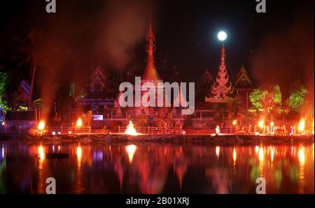 Thailand: Vollmond über Wat Jong Kham während des Loy Krathong Festivals, Jong Kham Lake, Mae Hong Son, Nord-Thailand. Loy Krathong findet jährlich in der Vollmondnacht des 12. Monats im traditionellen thailändischen Mondkalender statt. Im Norden Thailands fällt dies mit dem Lanna-Festival zusammen, das als Yi Peng bekannt ist. König Mengrai gründete 1296 die Stadt Chiang Mai (bedeutet „neue Stadt“) und folgte Chiang Rai als Hauptstadt des Königreichs Lanna an. Chiang Mai, manchmal auch als Chiengmai oder Chiangmai geschrieben, ist die größte und kulturell bedeutendste Stadt im Norden Thailands. Stockfoto