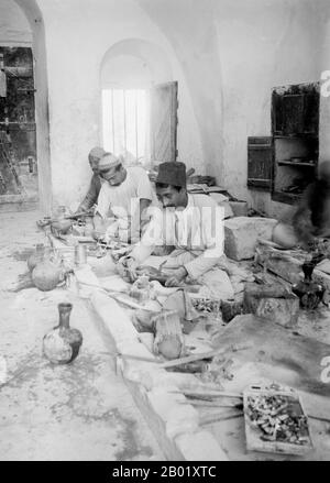 Palästina: Palästinensische Arbeiter, die Perlmutt herstellen, Bethlehem, ca. 1900-1920. Palästina ist ein Name für die geografische Region zwischen dem Mittelmeer und dem Jordan. Die Region ist auch als das Land Israel, das Heilige Land und die Südlevante bekannt. 1832 wurde Palästina von Mohammed Alis Ägypten erobert, aber 1840 intervenierte Großbritannien und gab die Kontrolle über die Levante an die Osmanen zurück, als Gegenleistung für weitere Kapitulationen. Am Ende des 19. Jahrhunderts begann die zionistische Einwanderung und die Wiederbelebung der hebräischen Sprache. Stockfoto