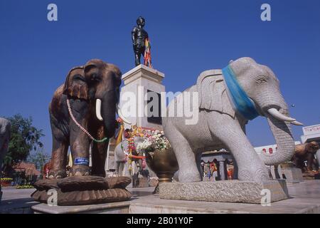 Thailand: Elefanten zu Ehren von König Mangrai, Mangrai Memorial, Chiang Rai, Nordthailand. König Mangrai (1239–1311) war der 25. König von Ngoen Yang (1261–1296) und der erste König von Chiang Mai (1296–1311), Hauptstadt des Königreichs Lanna (1296–1558). Stockfoto