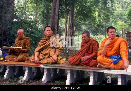 Thailand: Buddhistische Mönche beobachten schweigend das Verfahren, Pu SAE, Ya SAE Festival, Tambon Mae Hia, Chiang Mai, nordthailand. Jeden späten Mai oder Juni, kurz vor Beginn der Regenzeit, finden zwei wenig bekannte, aber archaische Rituale in der Umgebung von Chiang Mai im Norden Thailands statt. Dies sind die verwandten Pu SAE- und Ya SAE-Zeremonien, die vermutlich vor der Einführung des Buddhismus in Nordthailand liegen. Die Traditionen, die sie umfassen, datieren ähnlich vor der thailändischen und sogar Mon-Besiedlung in der Gegend und sind mit den Lawa verbunden. Stockfoto