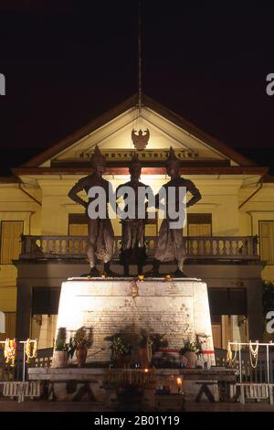 Thailand: Das Denkmal der drei Könige im Zentrum von Chiang Mai im Norden Thailands. Das drei-Könige-Denkmal im Zentrum der Altstadt von Chiang Mai zeigt Phya Mangrai im Zentrum, die mit seinen königlichen Freunden Phya Ramkhamhaeng von Sukhothai und Phya Ngam Muang von Phayao die neue Stadt Chiang Mai plante. König Mangrai (1239–1311) war der 25. König von Ngoen Yang (R. 1261–1296) und der erste König von Chiang Mai (R. 1296–1311), Hauptstadt des Königreichs Lanna (1296–1558). Stockfoto