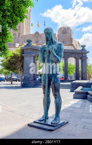 09.16.2018 Teneriffa, Kanarische Inseln. Statuen des Kriegsdenkmals, Plaza de España, Santa Cruz de Teneriffa Stockfoto