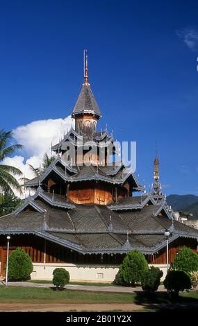 Thailand: Die Traufe im unverwechselbaren burmesischen Stil von Wat Hua Wiang, Mae Hong Son, Nordthailand. Einst eine der abgelegensten Provinzen Thailands, ist Mae Hong Son nun sowohl mit dem Flugzeug von Chiang Mai als auch mit einer wunderbaren Rundfahrt durch Mae Sariang und zurück über Pai und Soppong - oder umgekehrt - leicht erreichbar. Mae Hong Son ist nur isoliert und noch nicht sehr entwickelt. Die Stadtbewohner mögen Bürger Thailands sein, aber die meisten sind Shan-, Karen-, Yunnanese- oder Hill-Stämme. Die Tempel sind burmesisch im Stil, und das Tempo des Lebens ist erstaunlich ruhig. Stockfoto