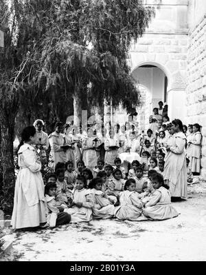 Palästina: Palästinensische Mädchen an der English Mission Girls School, Nablus, um 1936. Palästina ist ein Name für die geografische Region zwischen dem Mittelmeer und dem Jordan. Die Region ist auch als das Land Israel, das Heilige Land und die Südlevante bekannt. 1832 wurde Palästina von Mohammed Alis Ägypten erobert, aber 1840 intervenierte Großbritannien und gab die Kontrolle über die Levante an die Osmanen zurück, als Gegenleistung für weitere Kapitulationen. Am Ende des 19. Jahrhunderts begann die zionistische Einwanderung und die Wiederbelebung der hebräischen Sprache. Stockfoto