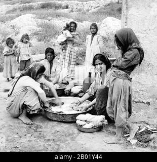 Palästina: Palästinensische Frauen, die Kleidung waschen, Nazareth, ca. 1900-1920. Palästina ist ein Name für die geografische Region zwischen dem Mittelmeer und dem Jordan. Die Region ist auch als das Land Israel, das Heilige Land und die Südlevante bekannt. 1832 wurde Palästina von Mohammed Alis Ägypten erobert, aber 1840 intervenierte Großbritannien und gab die Kontrolle über die Levante an die Osmanen zurück, als Gegenleistung für weitere Kapitulationen. Am Ende des 19. Jahrhunderts begann die zionistische Einwanderung und die Wiederbelebung der hebräischen Sprache. Stockfoto