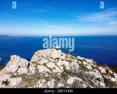 Panoramablick vom monte ruiu in Golfo Aranci mit Blick auf die Stadt und die schöne Küste Stockfoto