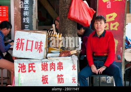 China: Dönerverkäufer in der Nähe des Vogel- und Blumenmarktes im alten muslimischen Viertel an der Jingxing Road an der Zheng Yi Road, Kunming, Provinz Yunnan. Kunming wurde am Ufer des Dian-Sees erbaut und von Kalksteinbergen umgeben, und war eine wichtige alte Handelsroute zwischen Tibet, China und Südostasien. Die Stadt, damals Yunnanfu genannt, litt unter den Händen des Rebellenführers du Wenxiu, des Sultans von Dali, der die Stadt zwischen 1858 und 1868 mehrmals attackierte und belagerte und die meisten buddhistischen Tempel der Stadt zerstörte. Stockfoto