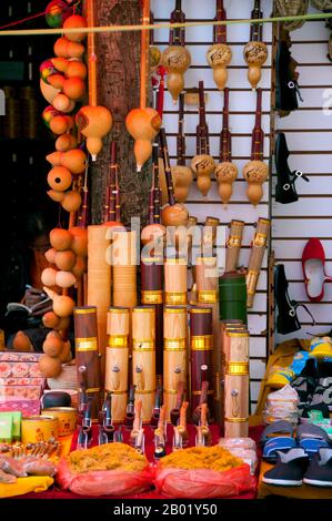 China: Kürbisse zum Verkauf auf dem Vogel- und Blumenmarkt im alten muslimischen Viertel an der Jingxing Road an der Zheng Yi Road, Kunming, Provinz Yunnan. Kunming wurde am Ufer des Dian-Sees erbaut und von Kalksteinbergen umgeben, und war eine wichtige alte Handelsroute zwischen Tibet, China und Südostasien. Die Stadt, damals Yunnanfu genannt, litt unter den Händen des Rebellenführers du Wenxiu, des Sultans von Dali, der die Stadt zwischen 1858 und 1868 mehrmals attackierte und belagerte und die meisten buddhistischen Tempel der Stadt zerstörte. Stockfoto