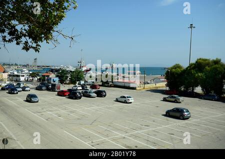 Alexandroupolis, Griechenland - 18. September 2016: Parkplatz für Fährterminal am Hafen der Stadt in Eastmacedonia Stockfoto