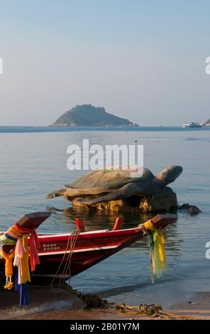 Thailand: Schildkrötenstatue (Symbol der Insel) in hat Ao Mae, Ko Tao (Schildkröteninsel), Südthailand. Ko Tao oder Turtle Island, die sich mitten im Golf von Thailand befindet, wurde von den frühen Siedlern nach der buckeligen, schildkrötenähnlichen Form der Insel benannt, obwohl sie auch ein bedeutender Brutplatz für Karettschildkröten und Grüne Schildkröten ist. Die Wirtschaft der Insel, die bis auf die vorübergehenden Fischer einst unbewohnt war, dreht sich heute fast ausschließlich um Tourismus und Tauchen. Die rasche Entwicklung des Tourismus in den letzten Jahren hat sich negativ auf die Schildkrötenzucht ausgewirkt. Stockfoto