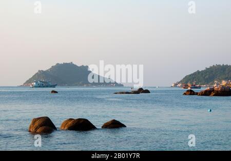 Thailand: Hat Ao Mae, Ko Tao (Schildkröteninsel), Südthailand. Ko Tao oder Turtle Island, die sich mitten im Golf von Thailand befindet, wurde von den frühen Siedlern nach der buckeligen, schildkrötenähnlichen Form der Insel benannt, obwohl sie auch ein bedeutender Brutplatz für Karettschildkröten und Grüne Schildkröten ist. Die Wirtschaft der Insel, die bis auf die vorübergehenden Fischer einst unbewohnt war, dreht sich heute fast ausschließlich um Tourismus und Tauchen. Die rasche Entwicklung des Tourismus in den letzten Jahren hat sich negativ auf die Schildkrötenzucht ausgewirkt. Stockfoto