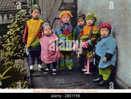 USA: Eine Gruppe chinesischer Kinder in San Francisco Chinatown, um 1915. San Franciscos Chinatown war von den 1850er bis in die 1900er Jahre der Einreisehafen für die frühen Hoisanesen und Zhongshanesen aus der Provinz Guangdong in Südchina Das Gebiet war die einzige geografische Region, die von der Stadtverwaltung und privaten Eigentümern verfasst wurde, die es chinesischen Personen erlaubte, Wohnungen innerhalb der Stadt zu erben und zu bewohnen. Die Mehrheit dieser chinesischen Ladenbesitzer, Restaurantbesitzer und Angestellten in San Francisco Chinatown waren überwiegend Hoisaner und Männer. Stockfoto