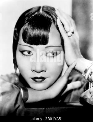 USA: Anna May Wong (3. Januar 1905 – 3. Februar 1961), chinesisch-amerikanische Filmstar. Anna May Wong war eine US-amerikanische Schauspielerin, die erste chinesisch-amerikanische Filmstar und die erste asiatische Amerikanerin, die ein internationaler Star wurde. Ihre lange und abwechslungsreiche Karriere umfasste Stummfilm- und Tonfilm, Fernsehen, Bühne und Radio. Wong wurde in der Nähe von Chinatown in Los Angeles als Kind chinesisch-amerikanischer Eltern der zweiten Generation geboren und verliebte sich in die Filme und begann schon in jungen Jahren, in Filmen zu spielen. Während der Stummfilmzeit spielte sie in The toll of the Sea (1922), einem der ersten Farbfilme. Stockfoto