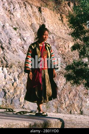 Thailand: Lahu Woman in der Nähe von Soppong, Provinz Mae Hong Son, Nordthailand. Die Lahu (Ladhulsi oder Kawzhawd; La Hủ) sind eine ethnische Gruppe Südostasiens und Chinas. Sie gehören zu den 56 von der Volksrepublik China offiziell anerkannten ethnischen Gruppen, in denen etwa 450.000 in der Provinz Yunnan leben. Schätzungsweise 150.000 leben in Birma. In Thailand sind Lahu einer der sechs wichtigsten Bergstämme, deren Bevölkerung auf etwa 100.000 geschätzt wird. Die Tai nennen sie oft mit dem Exonym Mussur oder Jäger. Etwa 10.000 leben in Laos. Sie sind eine von 54 ethnischen Gruppen in Vietnam. Stockfoto