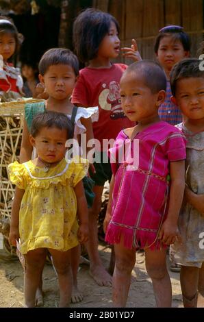 Thailand: Karen-Kinder in einem Dorf in der Nähe von Mae Sariang, Provinz Mae Hong Son, Nordthailand. Die Karen oder Kayin (PWA Ka Nyaw Poe oder Kanyaw in Sgaw Karen und Ploan in Poe Karen; Kariang oder Yang in Thai) sind eine chinesisch-tibetische Sprache sprechende ethnische Gruppe, die hauptsächlich im südlichen und südöstlichen Birma (Myanmar) lebt. Die Karen machen etwa 7 Prozent der gesamten burmesischen Bevölkerung von etwa 50 Millionen Menschen aus. Eine große Anzahl von Karen lebt auch in Thailand, meist an der thailändisch-burmesischen Grenze. Die Karen werden oft mit den Roten Karen (oder Karenni) verwechselt. Stockfoto