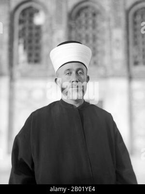 Palästina: Haj Muhammad Amin al-Husayni (1895/1897–4. Juli 1974), Großmufti von Jerusalem (R. 1921–1937), 1929. Haj Mohammed Effendi Amin el-Husseini (Muhammad Amin al-Husayni) war ein palästinensischer arabischer Nationalist und muslimischer Führer im Mandatory Palestine. El-Husseini war ein arabischer Nationalist und positionierte sich nach dem Ende des Ersten Weltkriegs in Damaskus als Unterstützer des Arabischen Königreichs Syrien. Nach dem Fiasko des Deutsch-Französischen Krieges verlagerten sich seine Positionen zum Pan-Arabismus jedoch zu einer Form des lokalen Nationalismus für die Araber von Palästina, als er nach Jerusalem zurückzog. Stockfoto