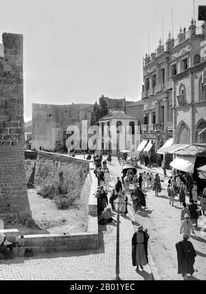 Palästina: Straßenszene im Jerusalemer Jaffa-Tor mit Blick nach Westen, um 1910. Palästina ist ein Name für die geografische Region zwischen dem Mittelmeer und dem Jordan. Die Region ist auch als das Land Israel, das Heilige Land und die Südlevante bekannt. 1832 wurde Palästina von Mohammed Alis Ägypten erobert, aber 1840 intervenierte Großbritannien und gab die Kontrolle über die Levante an die Osmanen zurück, als Gegenleistung für weitere Kapitulationen. Am Ende des 19. Jahrhunderts begann die zionistische Einwanderung und die Wiederbelebung der hebräischen Sprache. Stockfoto