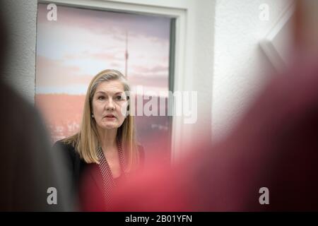 Stuttgart, Deutschland. Februar 2020. Veronika Kienzle, Kandidatin von Bündnis 90/die Grünen für die Bürgermeisterwahl in Stuttgart 2020, spricht bei ihrer Präsentation. Credit: Sebastian Gollnow / dpa / Alamy Live News Stockfoto