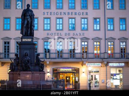 Dresden, Deutschland. Februar 2020. Das Denkmal für Friedrich August - König von Sachsen - steht auf dem Neumarkt während der sogenannten Blauen Stunde vor dem Hotel de Sade. Kredit: Jens Büttner / dpa-Zentralbild / ZB / dpa / Alamy Live News Stockfoto