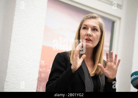 Stuttgart, Deutschland. Februar 2020. Veronika Kienzle, Kandidatin von Bündnis 90/die Grünen für die Bürgermeisterwahl in Stuttgart 2020, spricht bei ihrer Präsentation. Credit: Sebastian Gollnow / dpa / Alamy Live News Stockfoto