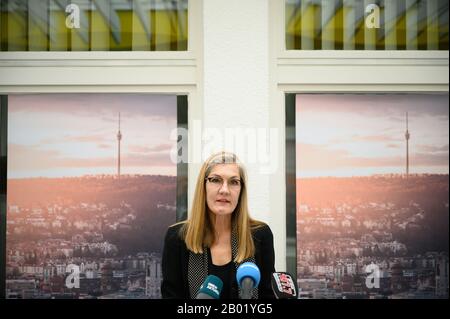 Stuttgart, Deutschland. Februar 2020. Veronika Kienzle, Kandidatin von Bündnis 90/die Grünen für die Bürgermeisterwahl in Stuttgart 2020, spricht bei ihrer Präsentation. Credit: Sebastian Gollnow / dpa / Alamy Live News Stockfoto