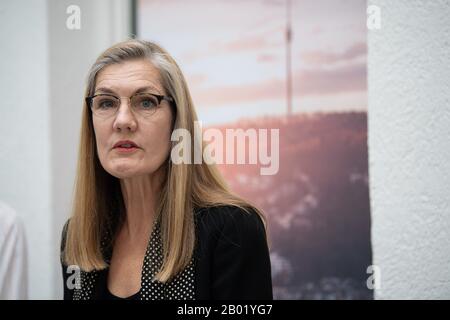 Stuttgart, Deutschland. Februar 2020. Veronika Kienzle, Kandidatin von Bündnis 90/die Grünen für die Bürgermeisterwahl in Stuttgart 2020, spricht bei ihrer Präsentation. Credit: Sebastian Gollnow / dpa / Alamy Live News Stockfoto